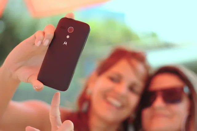 selfie, smartphone, cellphone, mobile phone, photography, technology, phone photography, close up, selfie, selfie, selfie, selfie, selfie. Phone processing and provenance in lookalike photos